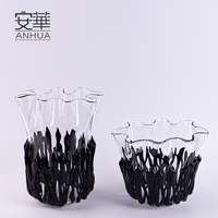 Vases en verre Art Déco soufflés à la main, ensemble saisissant, accent noir texturé, bord festonné transparent, vases à fleurs de table pour un style moderne