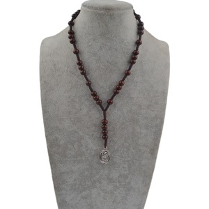 Chapelet catholique en perles de bois avec médaille de Saint Michel Archange, cordon et caractéristiques religieuses - Product Image 6