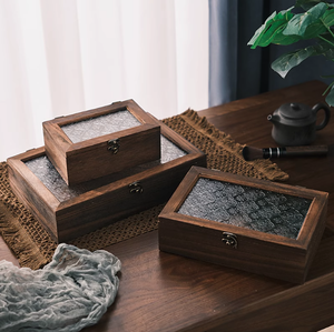 <span class=keywords><strong>Coffre</strong></span> de rangement intemporel <span class=keywords><strong>en</strong></span> <span class=keywords><strong>bois</strong></span> de pin antique avec sangles <span class=keywords><strong>en</strong></span> cuir, boîte <span class=keywords><strong>en</strong></span> <span class=keywords><strong>bois</strong></span> personnalisable avec logo pour cadeaux de mariage et décoration rustique - Product Image 5