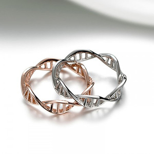 Anelli di Moda F1259 in Lega Placcata Oro Rosa, Anello di Fidanzamento Unisex con Design DNA Senza Pietre - Product Image 1