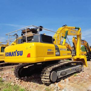 Pelles sur chenilles KOMATSU PC450 d'occasion en bon état/solution fiable pour des tâches de terrassement efficaces et précises - Product Image 2