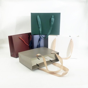 Bolsas de Regalo Grandes y Resistentes de Papel Blanco para Toda Ocasión, Bolsas de Regalo con Asas Impresas en Flexografía de Estilo Clásico - Product Image 2