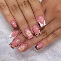Ongles à presser imprimés léopard courts carrés French Manucure Nude avec fleurs et perles dorées pour femmes, usage quotidien et soirées