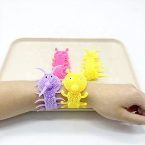 ของเล่นกำไลข้อมือแบบยืดได้ขนาดเล็ก ดีไซน์ใหม่ ผลิตจากวัสดุ TPR และยาง สำหรับของเล่นสัตว์น่ารักขนฟู เหมาะสำหรับเด็กหญิงและเด็กชาย - Product Image 1