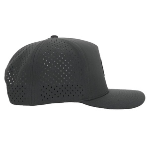 Casquette de golf OEM personnalisée en maille perforée avec logo, 5 panneaux, visière légèrement incurvée, snapback, patch en caoutchouc imperméable - Product Image 3