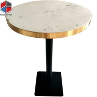 Ensemble de tables et chaises de salle à manger rondes en marbre blanc avec base dorée