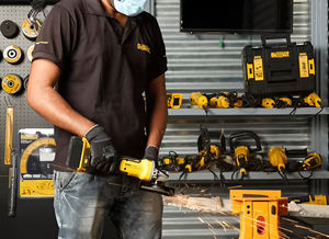 เครื่องเจียรแบบสไลด์สวิตช์สำหรับใช้ในครัวเรือนและอุตสาหกรรม 9000 รอบต่อนาที เครื่องตัด 20V แบบชาร์จไฟได้ ประสิทธิภาพสูง รุ่น <span class=keywords><strong>DCG405</strong></span> - Product Image 6