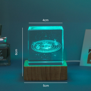 Regalo Creativo Moderno Cubo LED in Vetro Quadrato con Base Colorata per Soggiorno, Ufficio, Scrivania, Ornamento da Tavolo - Product Image 2