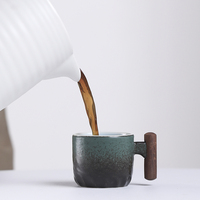 Tasse à café en grès de 70 ml avec poignée latérale, mug en céramique blanc mat avec anse en bois et base ondulée