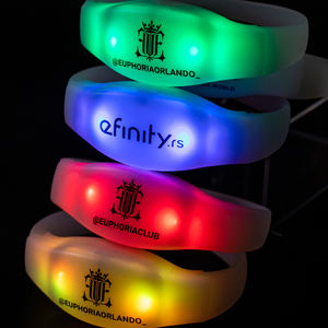 Pulsera de luz LED personalizada con opciones multicolores para festivales de música y eventos de conciertos - Product Image 2