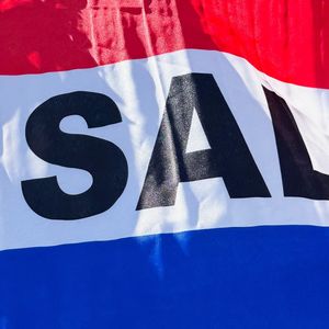 Bandiere per Finestrini Auto Personalizzate di Alta Qualità, Ecologiche, con Stampa Digitale, Forma Rettangolare, in Poliestere Rosso, Bianco e Blu, in Offerta per Concessionari Auto - Product Image 3