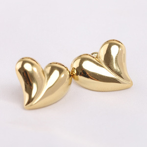 Boucles d'oreilles en forme de cœur 17 mm en acier bicolore et acier inoxydable doré pour cadeau - Product Image 3