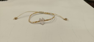 Bracelet artisanal Sstringz en perles Miyuki Delica dorées, brunes et pêche, réglable, minimaliste et géométrique. - Product Image 2