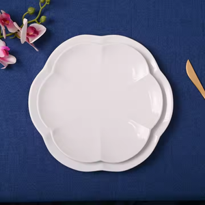 Plaque en céramique blanche en forme de fleur de haute qualité Utilisation durable de restaurant et d'hôtel pour les fêtes - Product Image 4