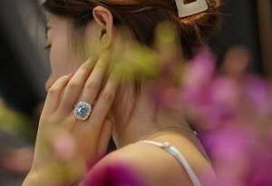 Anello di fidanzamento SGARIT personalizzato con gioielli raffinati in oro 18 carati e diamante blu fantasia da 7,010 carati, anello con gemma naturale - Product Image 6