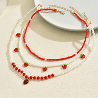 Nouveau Collier Tendance 2026 avec Perles Simulées Petits Grains et Pendentif Fraise Fraîche