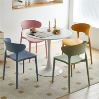 Chaise de salle à manger empilable moderne en polypropylène - Imperméable, écologique, durable, utilisation en extérieur, hôtel et restaurant