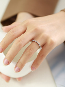 Anillo Minimalista de Acero Inoxidable para Mujer con Incrustaciones de Circonita Cúbica, Estilo Popular de Celebridades de Internet, Delicado y Apilable para Uso Diario - Product Image 5