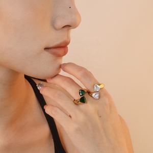 Anillo de Moda Chapado en Oro de 18K al por Mayor para Mujer, Joyería de Acero Inoxidable, Anillos Abiertos con Doble Corazón Verde y Circonita Cúbica Brillante - Product Image 3