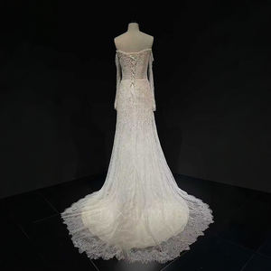 ชุดแต่งงานทรงเมอร์เมดแขนยาว รุ่น NT52 ดีไซน์ทันสมัย คอเสื้อแบบเรือ แต่งลูกไม้ปักลายดอกไม้ประดับคริสตัล กระโปรงทรงเข้ารูปยาว - Product Image 2