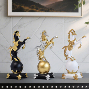 Statuetta di piccolo cavallo in resina transfrontaliera eco-compatibile con scultura in piedi creativa fatta a mano sala ingresso TV - Product Image 3