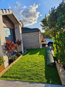 Césped Artificial de 4.0M de Ancho, 30mm de Altura de Pelo, Material PE, Fácil Instalación, Para Jardín, Estilo Moderno, Color Verde - Product Image 1