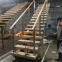 Escalier droit décoratif à double poutre avec garde-corps en câble et marches en chêne