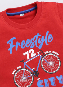 T-shirt régulier en pur coton imprimé pour garçons, couleur rouge vif avec impression graphique élégante de vélo freestyle, T-shirt doux et respirant - Product Image 3