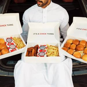 กล่องกระดาษเกรดอาหารยอดนิยมสำหรับซูชิบิสกิตปลาแซลมอนแบบอ่าวมาพร้อมกับถ้วยใส่ซอส - Product Image 6