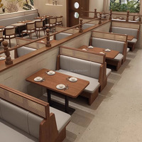 Ensemble de banquettes et de tables de restaurant de qualité commerciale en bois, cuir et rotin pour hôtel, café ou projet hôtelier