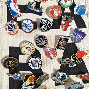 Pins Esmaltados Promocionales para Clubes de Baloncesto, Personalizables al por Mayor, para <span class=keywords><strong>Ropa</strong></span> y Tejidos - Product Image 2