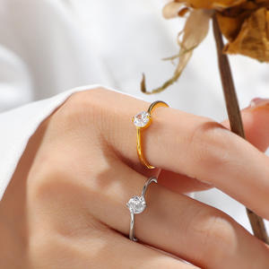 ダイヤモンドリング18K金メッキステンレス鋼新品エレガントクラシックファッションジュエリー防水スタッカブルリング女性用 - Product Image 3