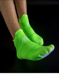 Calcetines cortos deportivos diarios personalizados para hombre, diseño de rayas antideslizantes, rosa claro, malla sólida, logotipo inferior, grupo de edad juvenil, precio de fábrica - Product Image 3