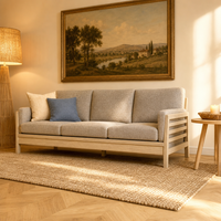Canapé trois places en tissu avec structure en bois massif de chêne rouge, rembourrage en mousse et accoudoirs droits, personnalisable pour salon et appartement