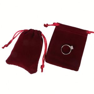 Sacs en velours doux recyclables Baishun avec cordon de serrage, imprimés et estampés à chaud, personnalisables pour l'emballage de bijoux, de bougies et de cadeaux - Product Image 1