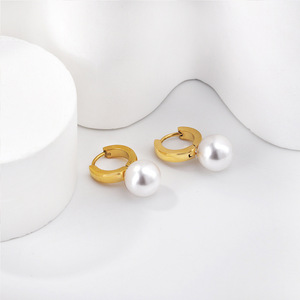 ต่างหูมุกทรงกลมสแตนเลสดีไซน์ทรงกลมสำหรับผู้หญิงสวมใส่ทุกวันสีทองสีเงิน - Product Image 2