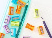 Taille-crayon manuel à prix d'usine, mini taille-crayon portable en plastique personnalisé pour crayons de couleur standard, fournitures de bureau pour étudiants