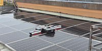 Robot de nettoyage de panneaux solaires léger à moteur, compatible 110V/220V pour une manipulation facile