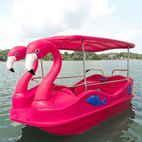 Bateau à pédales de style flamant rose avec corps en PE pour 4 personnes, conçu pour une utilisation commerciale dans les parcs aquatiques et les loisirs familiaux