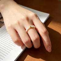 Damen Elastischer Ring mit Kleinen Reisperlen Natürliche Weiße Süßwasserperlen Kupfer-Vergoldete Zwischenperlen Trendiges Exquisites Schmuckstück für den Alltag