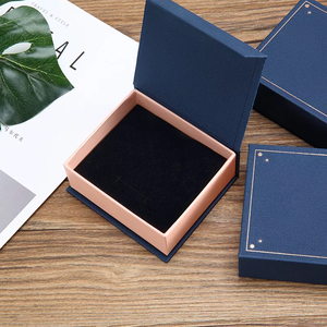 Caja de Embalaje de Joyería Magnética Simple de Cartón de Alta Calidad con Estructura de Papel Rígido y Esponja para Pulseras, Collares y Pendientes - Product Image 2