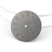 Impression de logo sur mesure sur disque de montre avec texture carbone, cadran de montre avec luminescence verte dans le noir pour montre.
