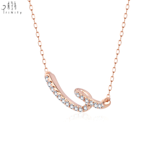สร้อยคอเพชรแท้ทรงโค้งแบบมินิมอล รุ่น New Curve Series ทองคำแท้ 18K สีโรสโกลด์ ดีไซน์เรียบหรูสำหรับใส่ทุกวัน - Product Image 2