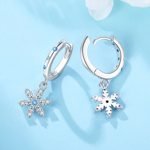 Pendientes de copo de nieve de latón blanco resistentes a la decoloración, el accesorio perfecto para que las mujeres los usen en fiestas. - Product Image 4