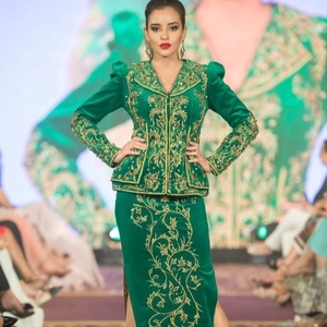Hermoso y Elegante Vestido de Noche de Diseñador con Cuentas de Cristal y Pedrería para Bodas y Fiestas - Product Image 1
