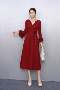 Elegante Vestido Maxi Plisado Color Borgoña con Cuello en V, Ribete de Encaje, Manga Acampanada, Tejido Lavable, Multicolor, para Mujer, en Existencia - Product Image 2