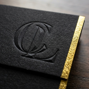 <span class=keywords><strong>Biglietti</strong></span> di Auguri Aziendali di Lusso Personalizzati in Cartoncino Nero con Bordi Dorati e Monogramma in Rilievo per Clienti d'Élite - Product Image 2