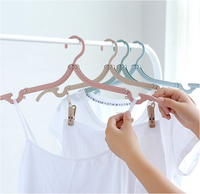 Cintres de voyage pliables portables en plastique, design compact et peu encombrant, durables, faciles à transporter, colorés, pour l'organisation de la garde-robe