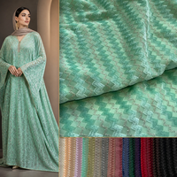 Tissu en velours rayé avec fil argenté, extensible dans les quatre sens, fluide, respirant et doux pour la peau, idéal pour les tenues modestes et les kaftans.