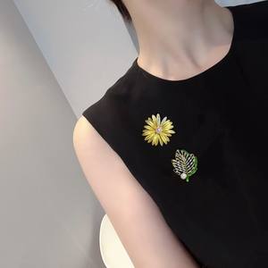 Broche de Perla de Mar con Hoja de Arce Otoñal, Joyería de Lujo Akoya con Pulsera de Flores en el Pecho, Broches con Patrón Numérico - Product Image 4